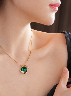轻奢绿色水晶锁骨链女金色几何吊坠项链百搭颈链配饰