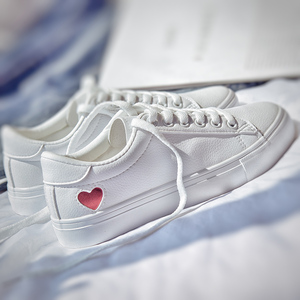 韩版皮面爱心小白鞋