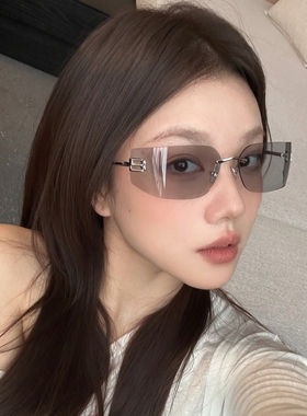 欧美辣妹风曲面大框透灰色墨镜女