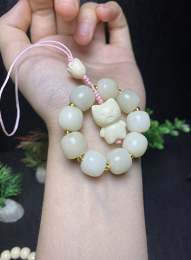 菩提根搭配象牙果雕刻件雕工精美，手机链包链车链等挂件