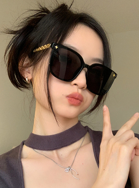 气质金色点缀墨镜显瘦百搭
