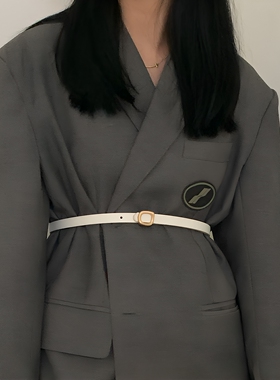细小腰带女装饰黑色配西装