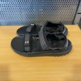 Анма Уа мужской отдых на открытом воздухе поднимается густыми спортивными сандалиями на пляже плода 3026937