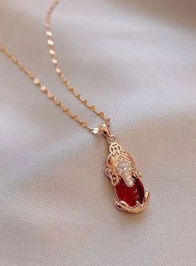 貔貅项链女ins高级感复古轻奢风红宝石金色微镶钻吊坠钛钢锁骨链