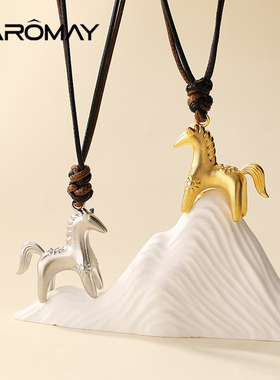 卡洛美骏马轻驰毛衣链现在设计感可爱小木马棕绳抽拉长款项链配饰
