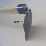 Все стальные сельскохозяйственные фермы посадка овощей и копание из земли копает на открытом воздухе большие мотыги, чтобы открыть грибную ручку сплошной древесины