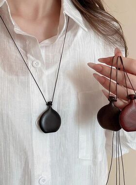 New Cue Lovely Brown Black Color Wood Flagon Long Pendan Nec