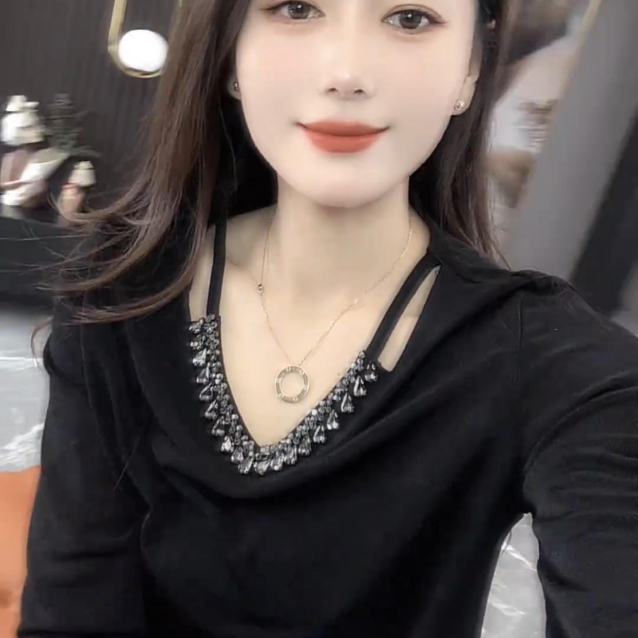 设计感镶钻V领镂空露肩打底衫女2025春装新款长袖t恤独特别致上衣 - 图2