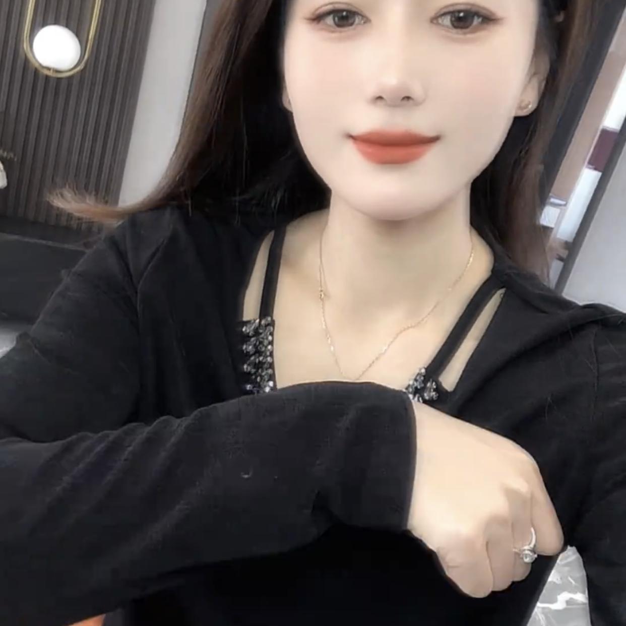 设计感镶钻V领镂空露肩打底衫女2025春装新款长袖t恤独特别致上衣 - 图0