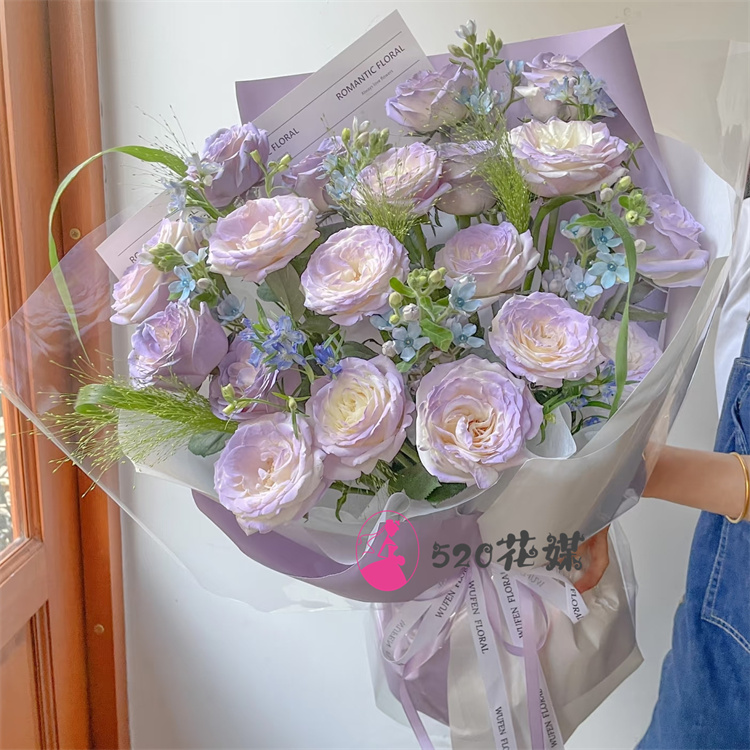 上海市闵行区梅陇吴泾马桥镇同城鲜花店送卡布碎冰蓝玫瑰生日花束 - 图2