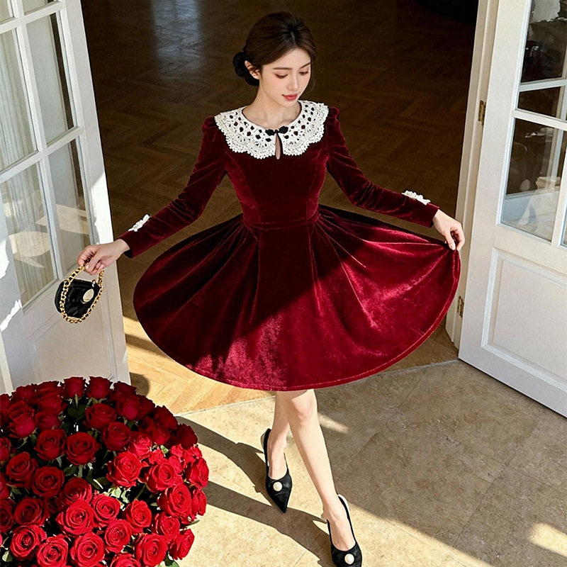 秋冬酒红色丝绒娃娃领连衣裙女蕾丝拼接收腰复古a字裙派对礼服裙,淘宝优惠券,粉丝福利购,淘宝优惠卷