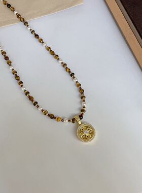2026新款虎眼石珍珠串珠毛衣链复古圆牌吊坠项链高级轻奢小众颈链