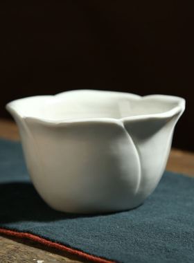 简约白色陶瓷小花盆 玫瑰花形植物花盆桌面摆件