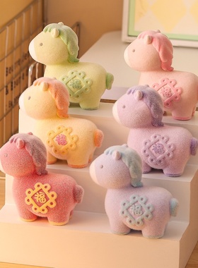 2026新年马年公仔可爱小马吉祥物玩偶植绒树脂摆件桌面装饰品礼物