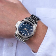 Швейцарские наручные часы 正品victorinox维氏手表男时尚蓝盘钢带防水商务瑞士石英表241835