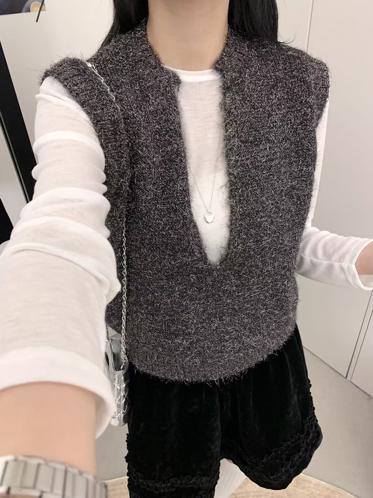 韩系亮丝深V领针织马甲长袖T恤两件套女装百搭叠穿2026早春新款,淘宝优惠券,粉丝福利购,淘宝优惠卷