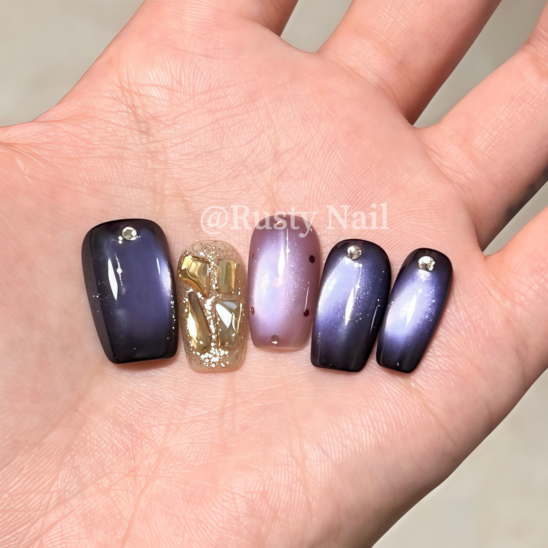 【酱紫】高级感黑加仑紫色猫眼爆闪纯手工穿戴甲短款显白美甲贴片 - 图1