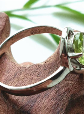 天然绿橄榄石戒指滴水形银饰