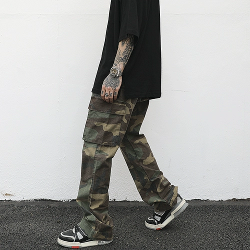 Европейское и американское вымывание песчаного песка на высоких улицах -это старое камуфляжное галерея галерея брюк. Те же модели свободных широко раскрытых брюк