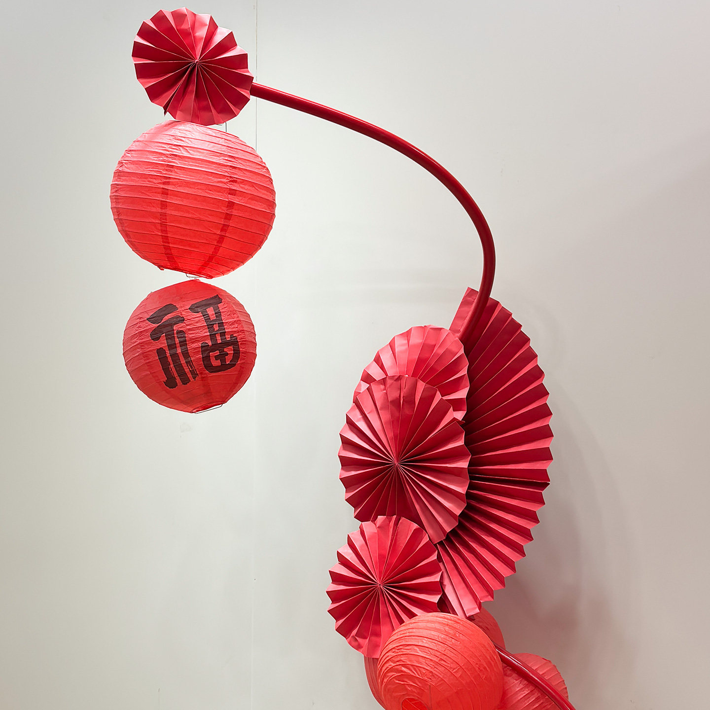 新年春节创意橱窗布置场景装饰红灯笼纸扇花氛围商场美陈道具女装,淘宝优惠券,粉丝福利购,淘宝优惠卷