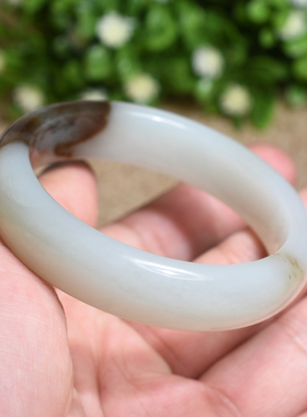 天然女款和田玉手镯糖白平安镯