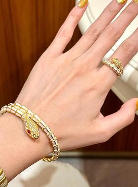 珐琅彩黄金色白蛇沙金手镯戒指