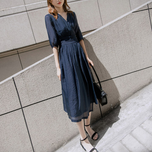 藏蓝色V领别致高级感连衣裙女夏2026气质收腰泡泡袖天丝仙女长裙 - 图2