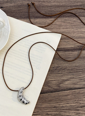 韩系儿童超酷极简牛角包黑皮绳项链高级感轻奢长款挂脖毛衣链配饰