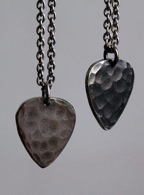 摇滚足银手打吉他拨片项链