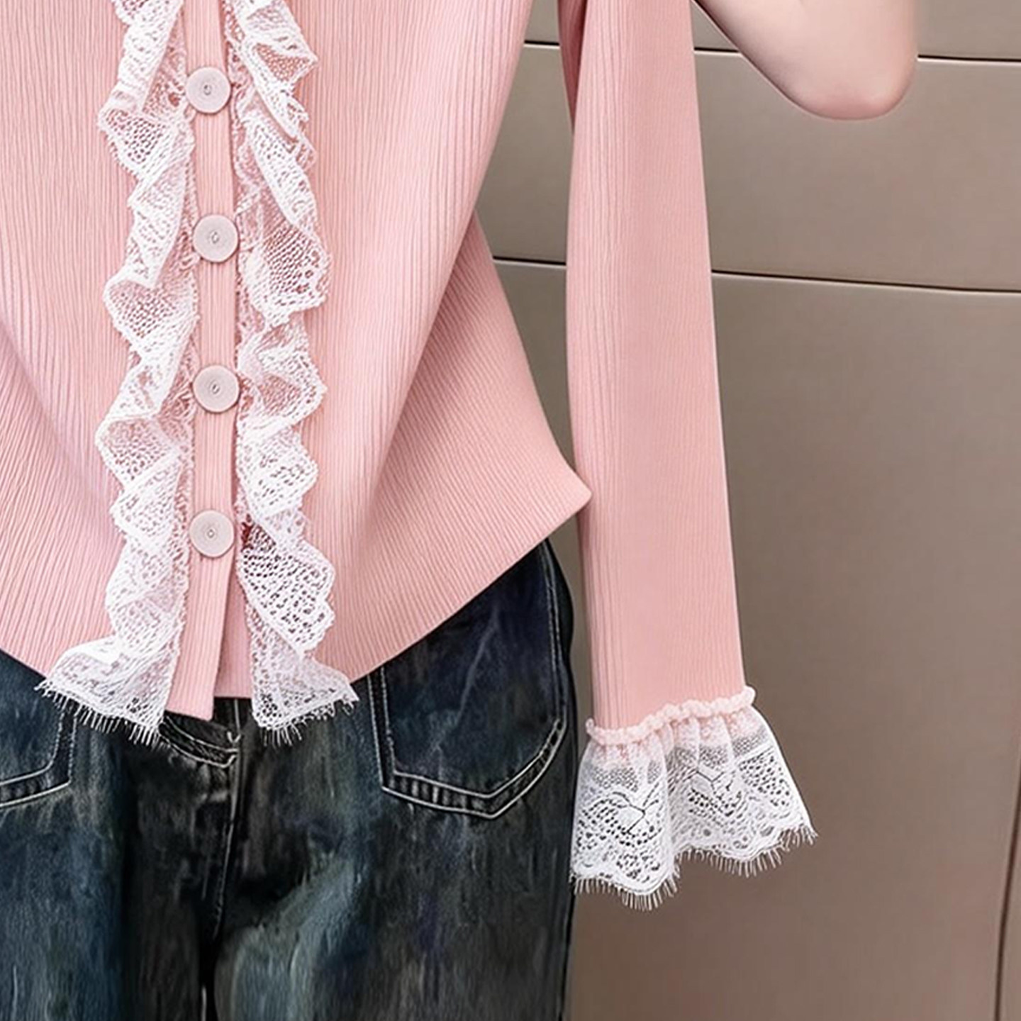 巨好看的减龄粉色圆领针织开衫女蕾丝拼接设计师款韩系上衣早春季,淘宝优惠券,粉丝福利购,淘宝优惠卷