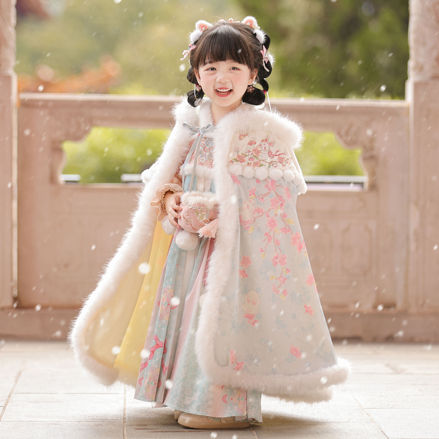 汉服女童冬款2025新款儿童冬季保暖大斗篷小女孩国风仙气披风外套 - 图2