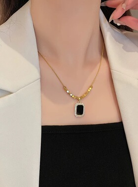 2025新款爆款项链女黑贝无事牌方块装饰小众毛衣项链配饰锁骨链