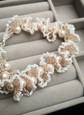 绾卿重工仿珍珠蕾丝花边手链女复古花朵造型珍珠装饰新中式婚礼