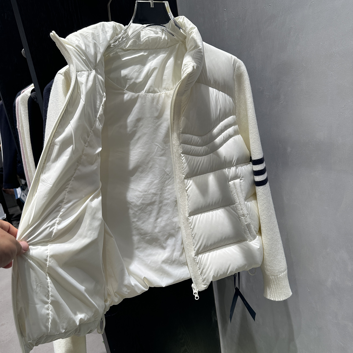 90%鸭绒立领短款轻薄羽绒服女2025秋冬新款针织袖运动棒球服外套 - 图1