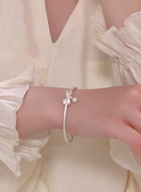 在逃公主古法蝴蝶结铃铛手镯女实心开口纯银镯子高级感2025年新款