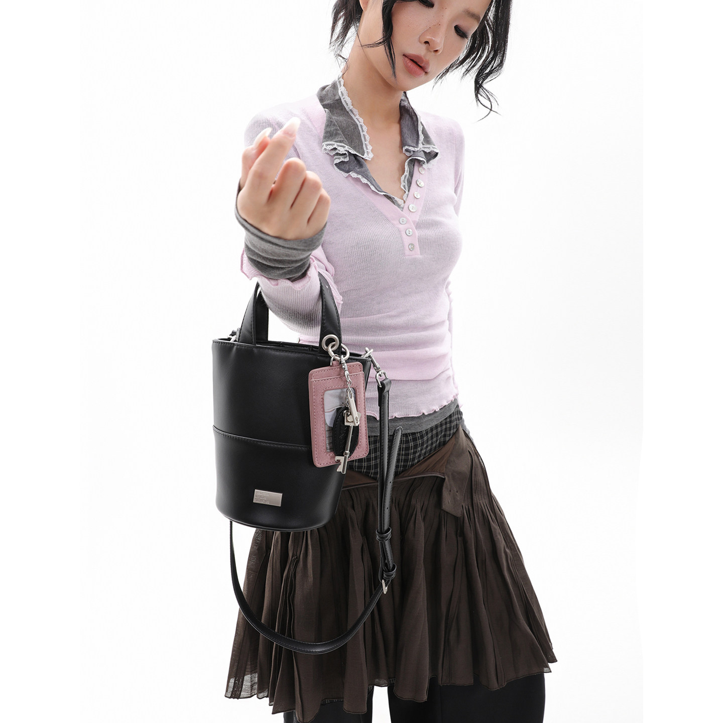 简着25AW 原创 黑粉 里尼墩墩小水桶包 麂皮绒含挂饰手提斜挎包,淘宝优惠券,粉丝福利购,淘宝优惠卷