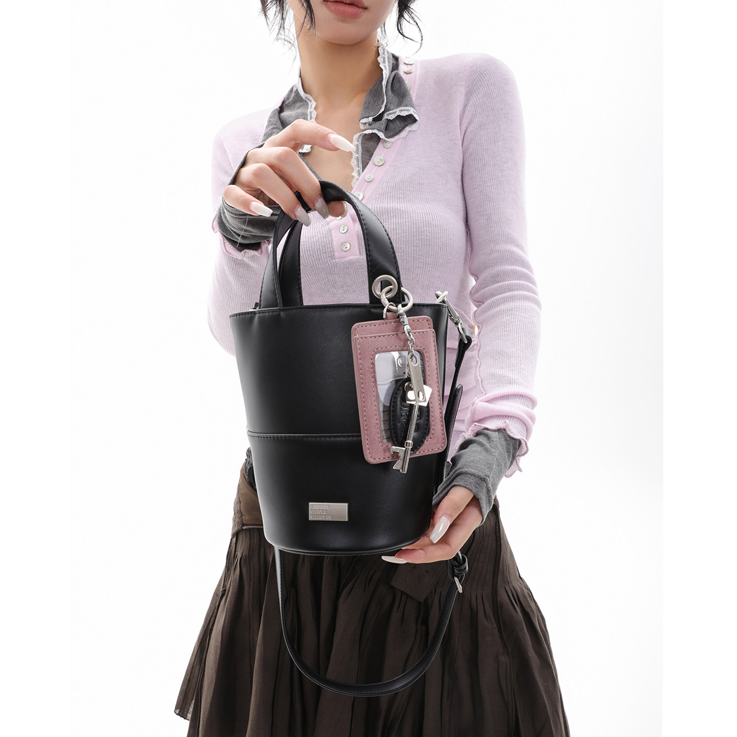 简着25AW 原创 黑粉 里尼墩墩小水桶包 麂皮绒含挂饰手提斜挎包,淘宝优惠券,粉丝福利购,淘宝优惠卷