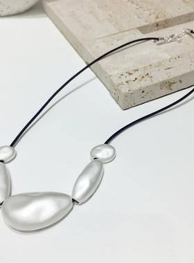 银色哑光金属不规则方块黑绳项链