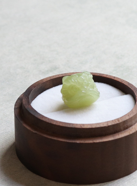 醒狮瑞兽挂件天然和田玉带证书