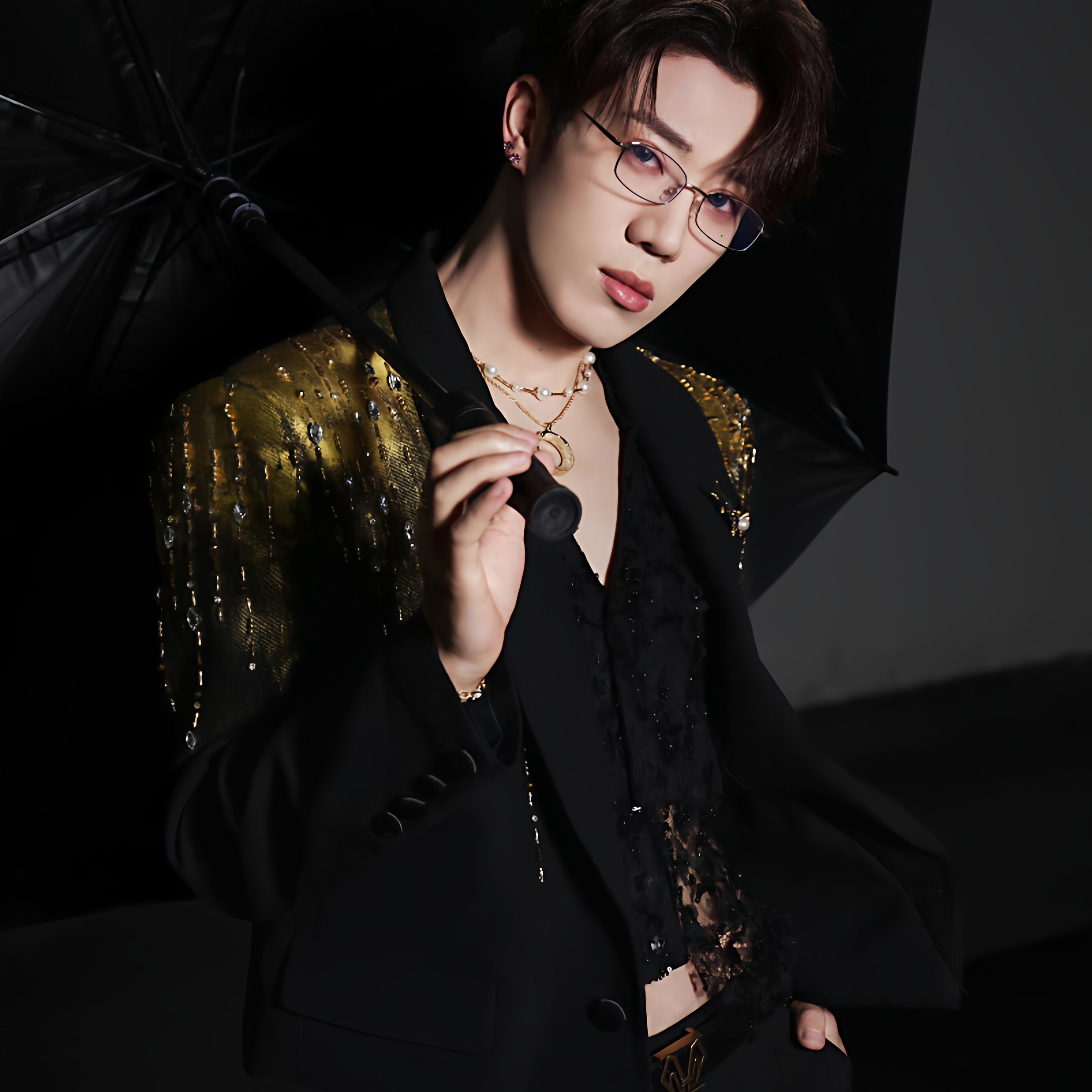 鹭卓明星同款黑色重工金粉手工钉珠夹克男舞台演出走秀垫肩西服潮,淘宝优惠券,粉丝福利购,淘宝优惠卷