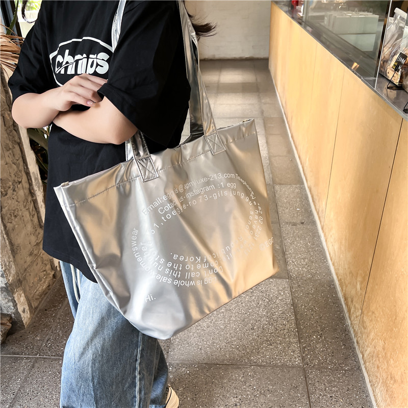 韩国ins小众博主eg gis银色尼龙防水沙滩包短途旅行购物袋托特包 - 图0