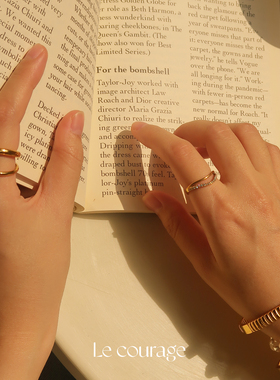 Le courage | 经典精致小碎钻V形双圈钛钢镀金不褪色双层设计戒指