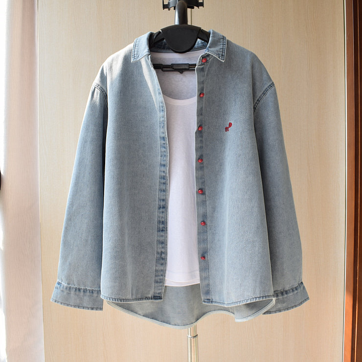韩版红色扣子刺绣小标复古浅色牛仔衬衫外套前短后长休闲春秋上衣