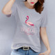 Clothes are thin and thin, with short-sleeved T-shirts and short sleeves.