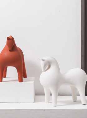 原创红马陶瓷摆件北欧轻奢抽象创意家居样板房办公室客厅玄关饰品