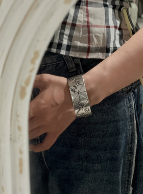 欧美大牌时髦小香风银色做旧宽版黑色字母开口手镯  古银质感手环