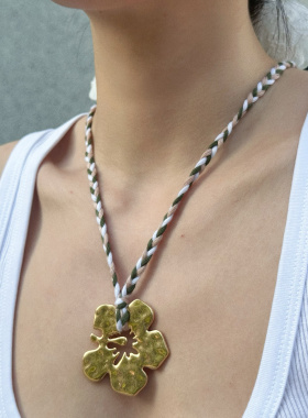 小红书博主小众设计金属做旧扶桑花搭配混色手工编织绳长款项链