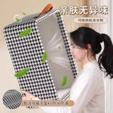 Тысячи птичьих домашних ящиков для хранения одежды, наложенных на одежду и брюки, налоированные в коробке артефакт корзины для хранения