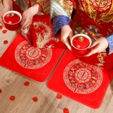 Свадебная на коленях на коленях, чтобы изменить подушку чая, красный китайский мотыга, поклоняться небесам и земле, пара свадебных невест