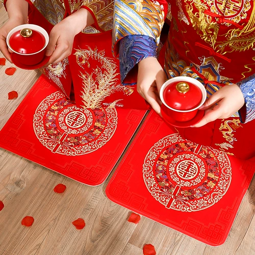 Свадебная на коленях на коленях, чтобы изменить подушку чая, красный китайский мотыга, поклоняться небесам и земле, пара свадебных невест